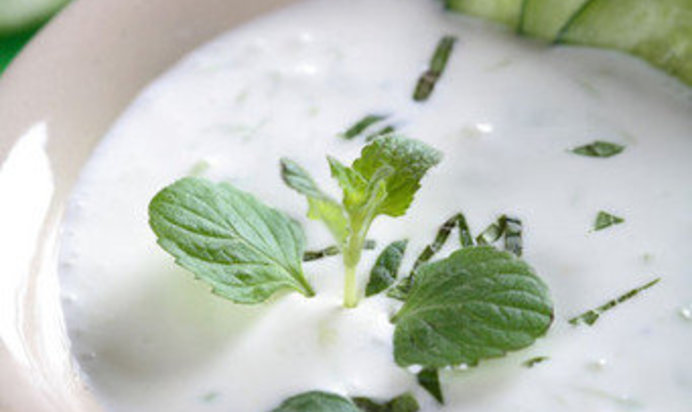 Белый гаспачо с виноградом и огурцами