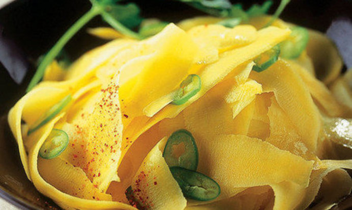 Салат из манго с перцем