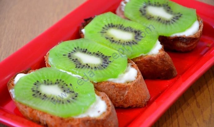 Бутерброд с киви и чесноком