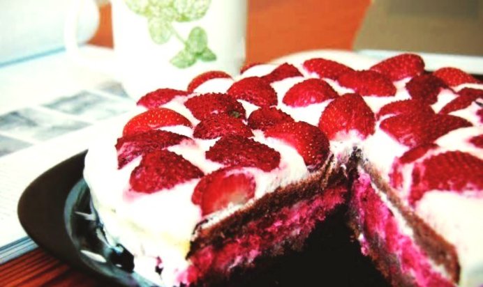 Бисквитный торт с ягодами и двойным кремом