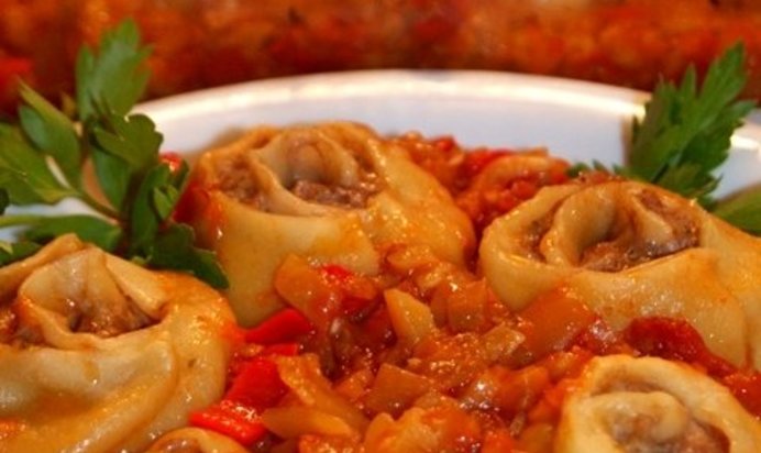 Ленивые вареники на овощной подушке.