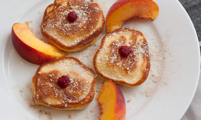 Оладьи с персиками