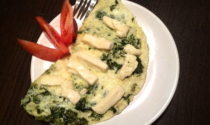 Омлет со сметаной, шпинатом и козьим сыром