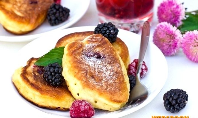 Пышные оладьи с ягодной начинкой