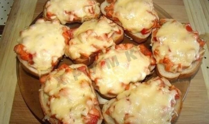 Горячие бутерброды с колбасой сыром и помидорами в духовке