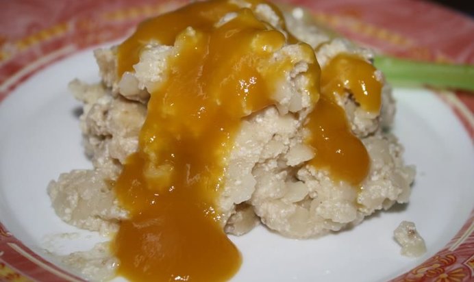 Творожно-макаронная запеканка с бананом и соусом из манго