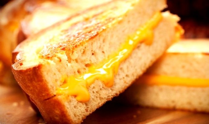 Бутерброды с жареным хлебом и сыром