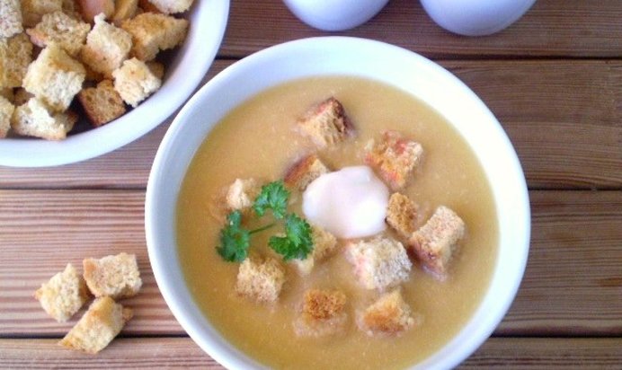 Гороховый суп-пюре с гренками