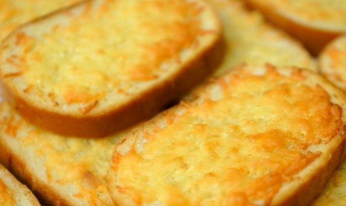 Гренки с чесноком и сыром в духовке