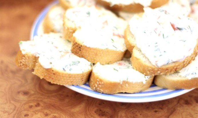 Горячие бутерброды с творогом, соевым соусом и укропом