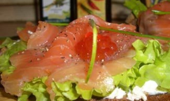 Брускетта с копченым лососем