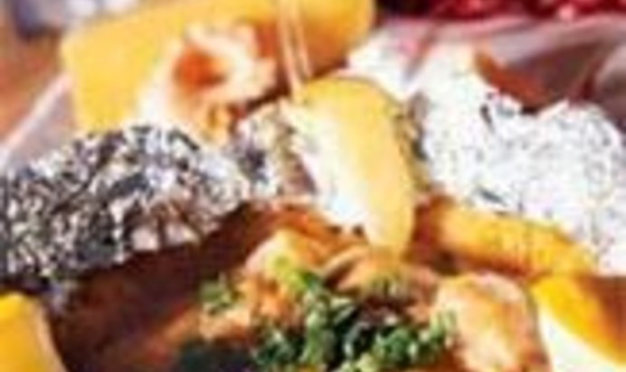 Филе семги, запеченное на картофельном блинчике под соусом карри