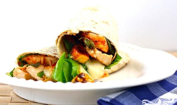 Лепешки с курицей, шпинатом и сыром Бри