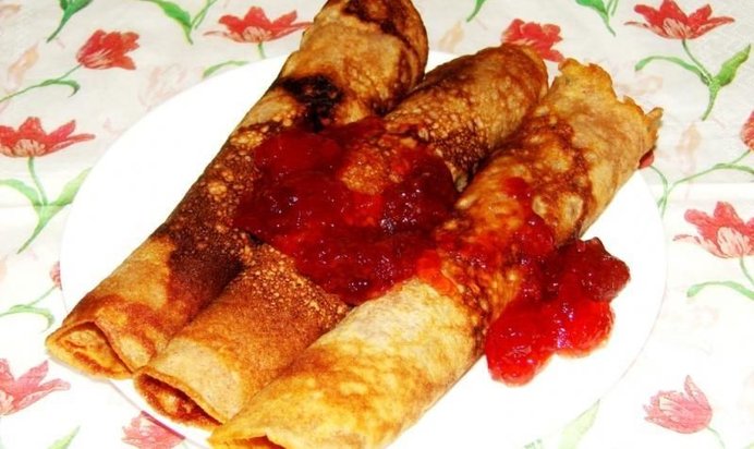 Сладкие блинчики с клубникой и творогом