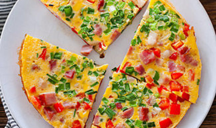 Омлет с ветчиной и овощами в мультиварке