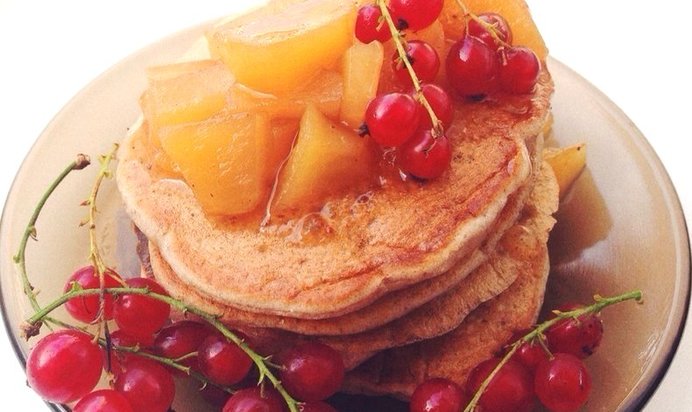 Веганские оладьи с яблочным соусом