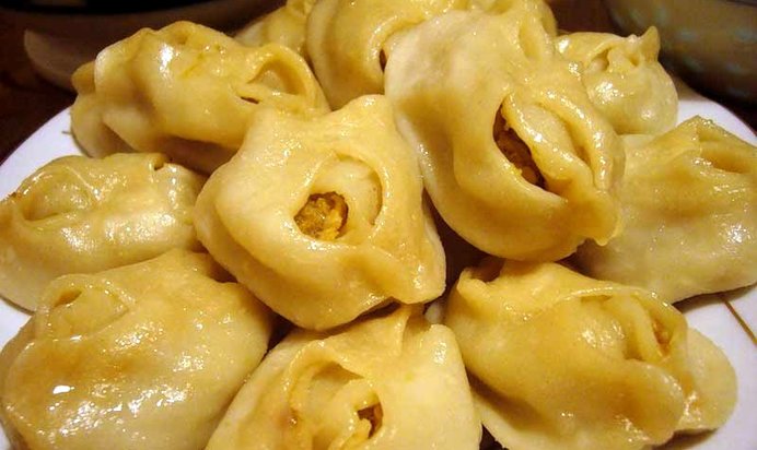 Манты со свининой и тыквой