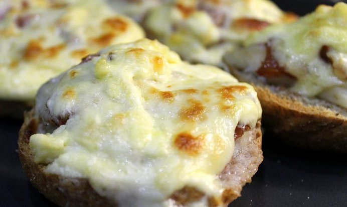 Запеченый бутерброд с рыбой