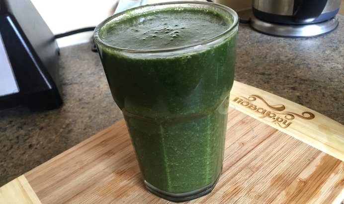 Зеленый коктейль с ростками подсолнуха