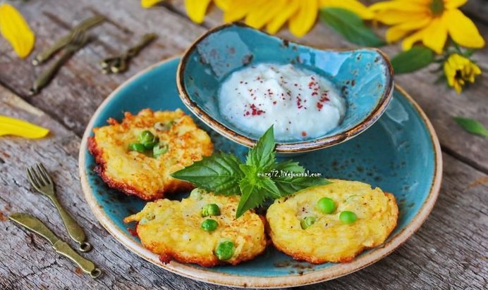 Овощные оладьи из топинамбура с сыром и горошком