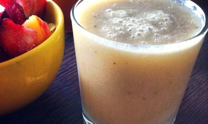 Освежающий ананасовый коктейль с бананом