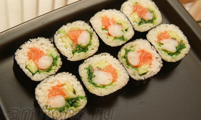 Роллы с креветками, чукой и лососем