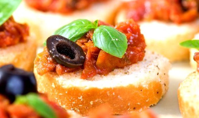 Брускетта с томатами и анчоусами