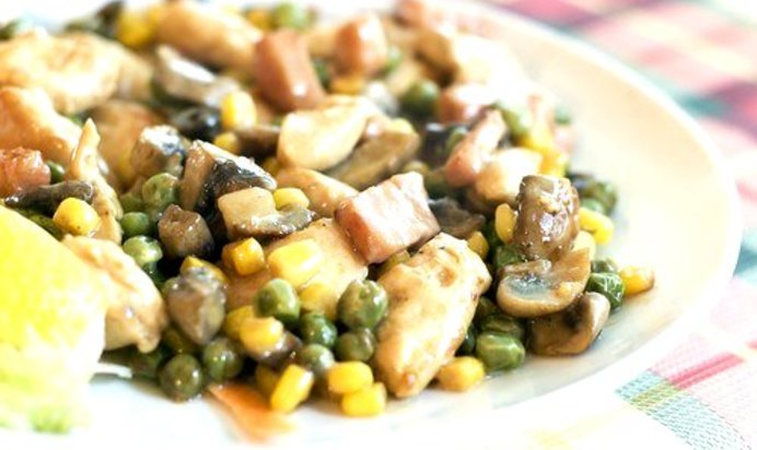 Куриный салат с грибами и зеленым горошком