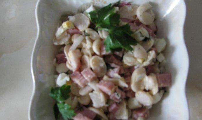 Салат-коктейль с ветчиной и фасолью