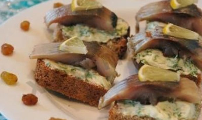 Канапе с селедкой и черным хлебом на шпажках