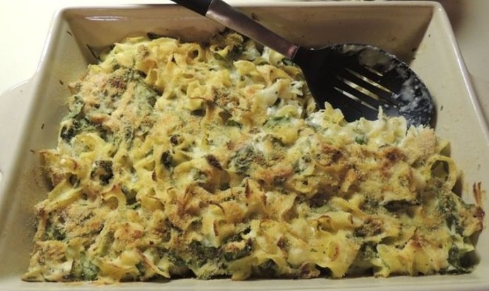 Запеканка с курицей, шпинатом и лапшой