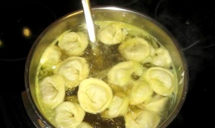Пельмени с бульоном