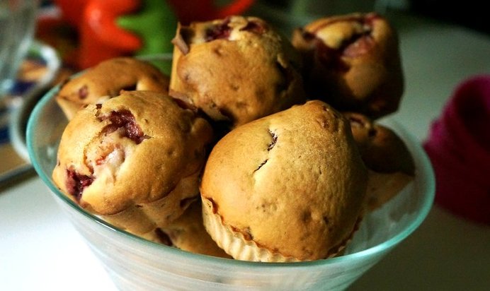 Маффины с клубникой на молоке