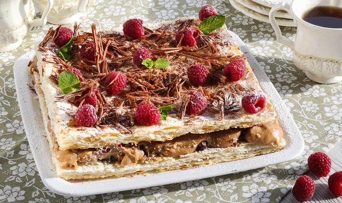 Торт с заварным кремом, фруктовым конфи, хрустящим слоем и свежими ягодами