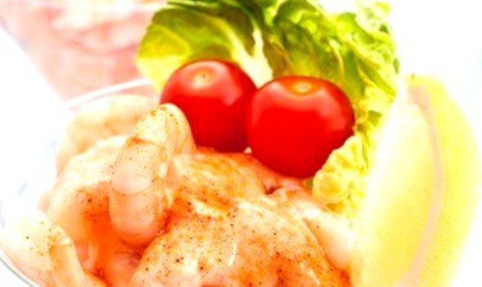 Коктейль из креветок, томатов и оливок