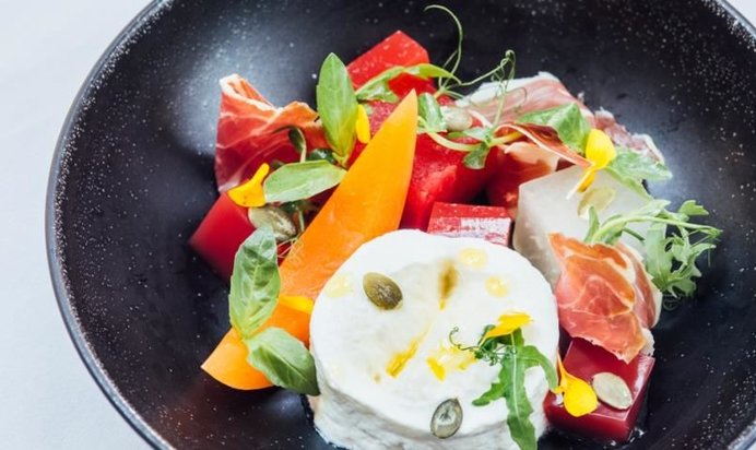 Пармская ветчина с творожным муссом, арбузным желе, дыней и тайским сиропом