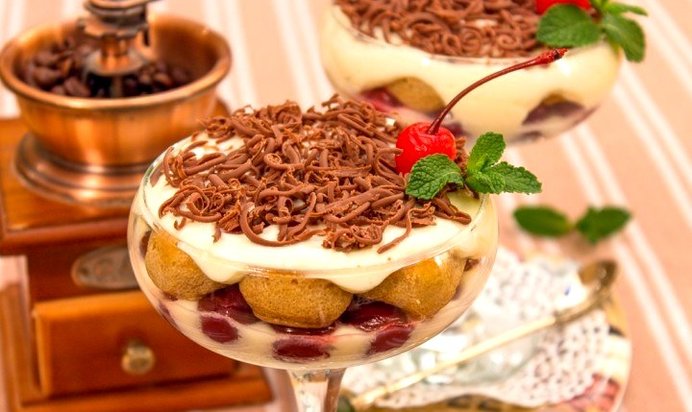 Порционное Тирамису с вишней и шоколадом