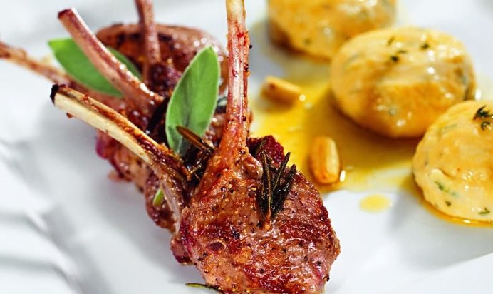 Баранина и ленивые вареники с ароматными травами с соусом из шалфея