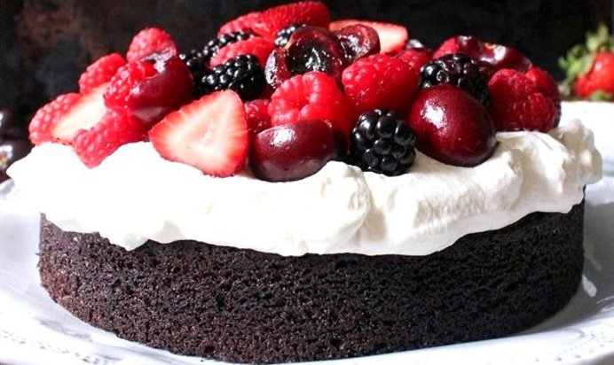 Шоколадный торт с ягодами