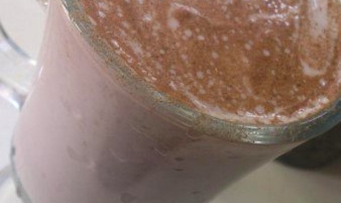 Молочный коктейль с бананом и корицей