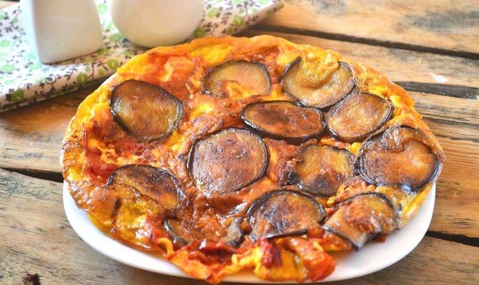 Омлет с баклажанами и помидорами