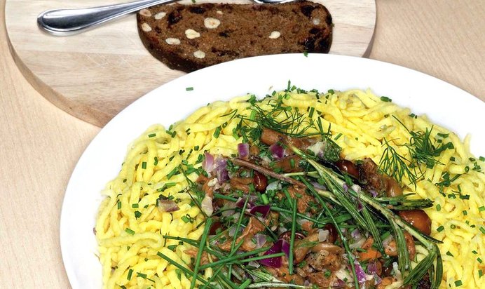 Пшеничные клецки с тушеными грибами и розмарином