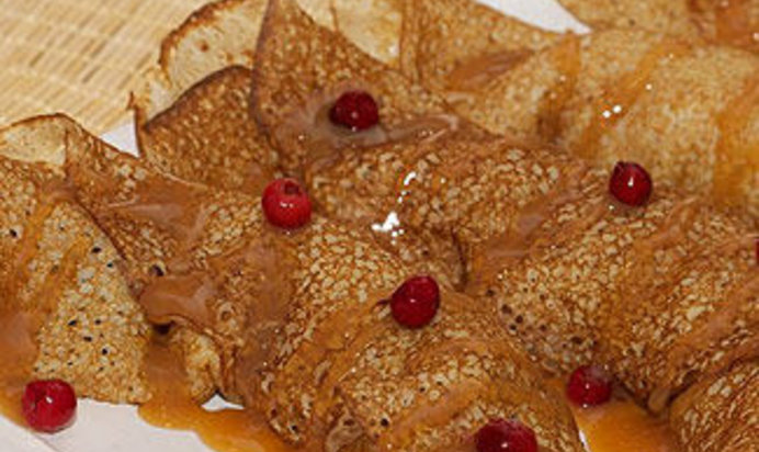 Ажурные блинчики на кефире с карамелизованными яблоками