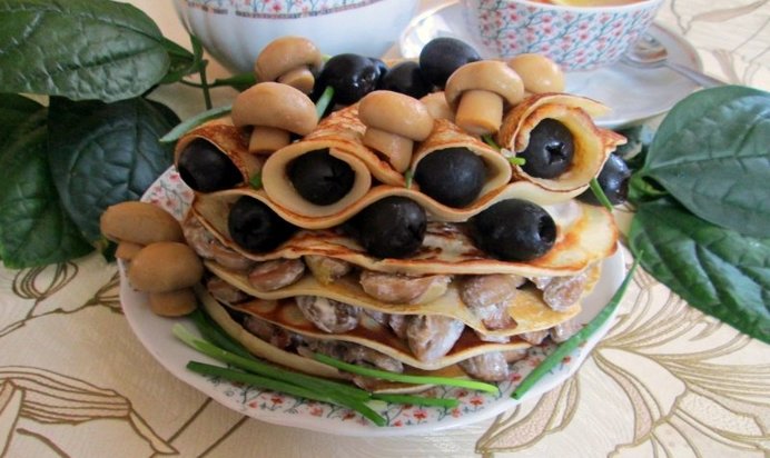 Изысканные блины с грибами и со сметаной