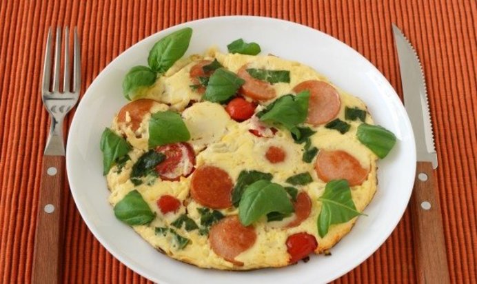 Омлет с сосиской