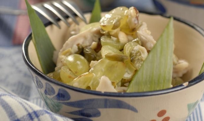 Куриный салат с виноградом и фундуком