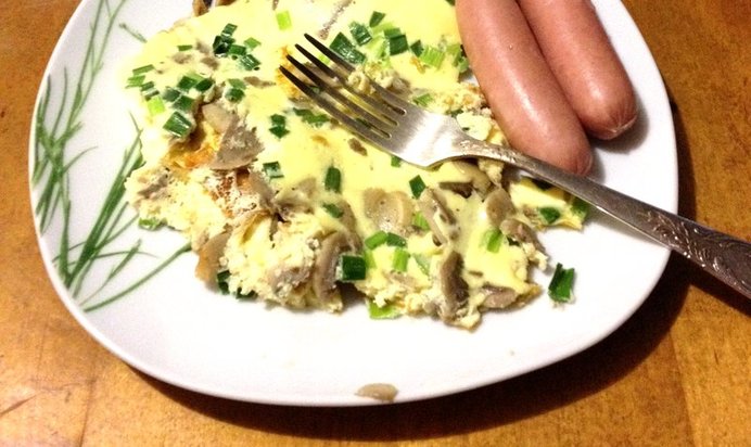 Омлет с шампиньонами и зеленым луком