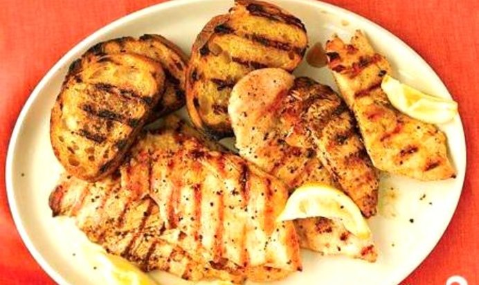 Курица с лимоном и чесночным хлебом