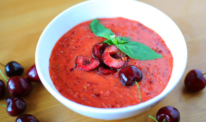 Гаспачо с черешней за 30 минут