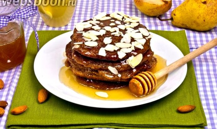 Оладьи с грушами, миндалем и корицей